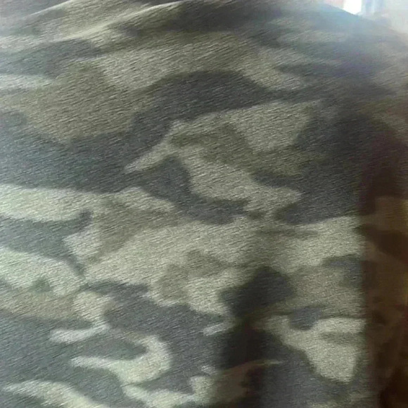 Bebe sport, women size medium, engineering, camouflage, fleece . - Picture 6 of 7